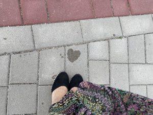 voeten ,vrouw, ALIGNS, Jolanda Blom de Vreugd, hartje, straat, lifecoach, lifecoach Amsterdam, energiecoach, lichtwerker